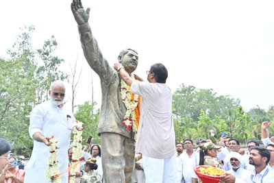 Ranchi News :  झारखंड आंदोलन के अग्रणी नेता दुर्गा सोरेन को CM हेमंत ने दी श्रद्धांजलि