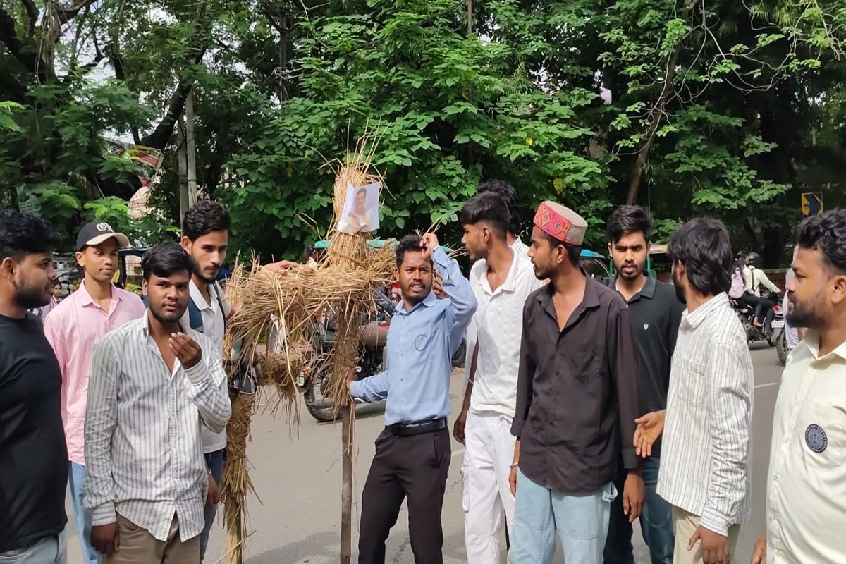 नीट पेपर लीक व जंतर-मंतर में छात्रों पर लाठीचार्ज के विरोध में DSPMU में प्रदर्शन व पुतला दहन