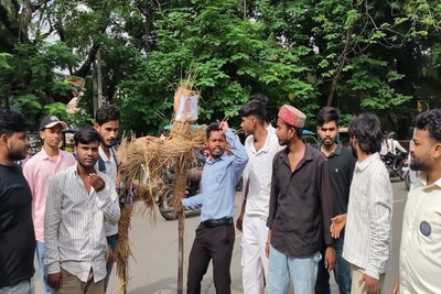 नीट पेपर लीक व जंतर-मंतर में छात्रों पर लाठीचार्ज के विरोध में DSPMU में प्रदर्शन व पुतला दहन