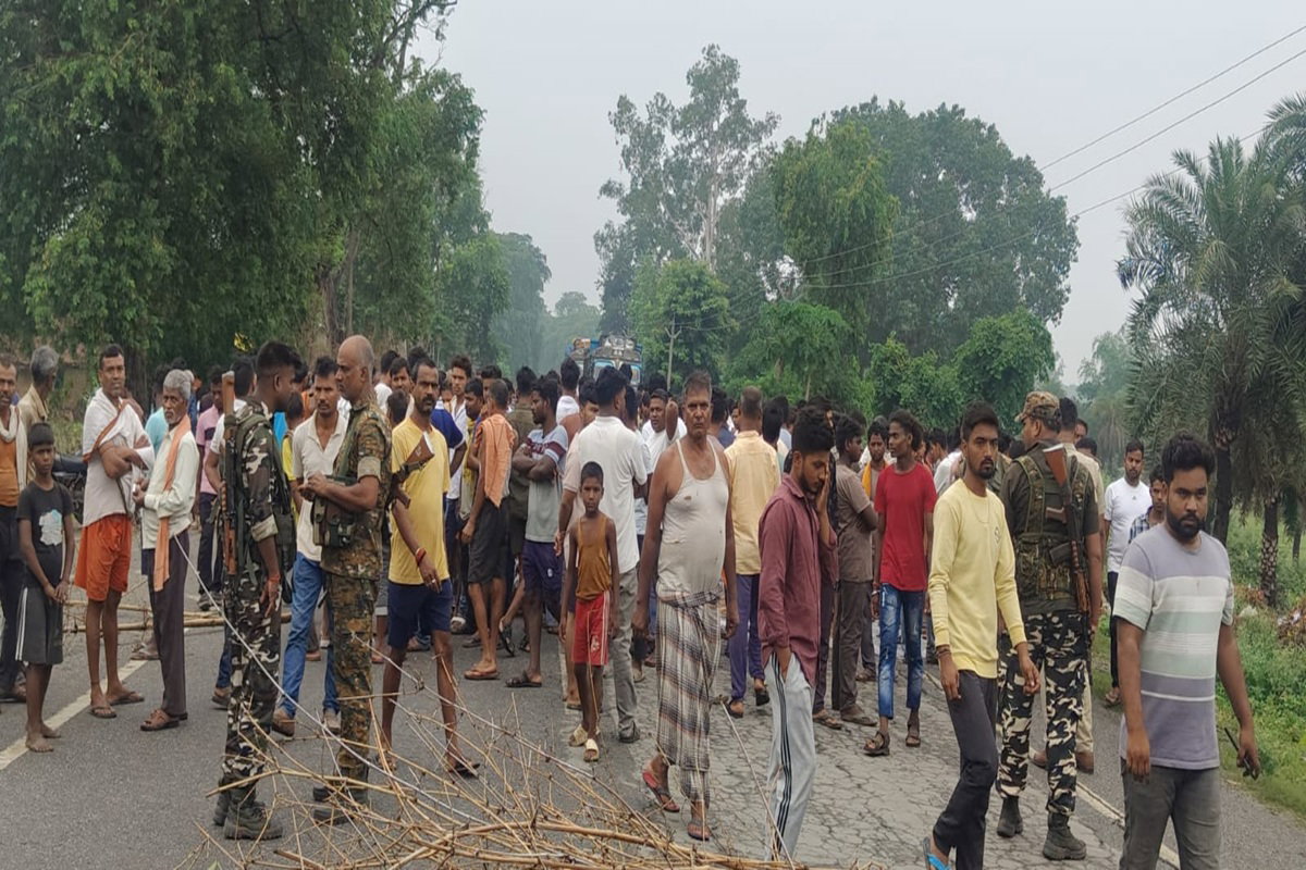 Chatra News :  युवक का शव संदेहास्पद स्थिति में बरामद, हत्या की आशंका पर  NH-22 जाम
