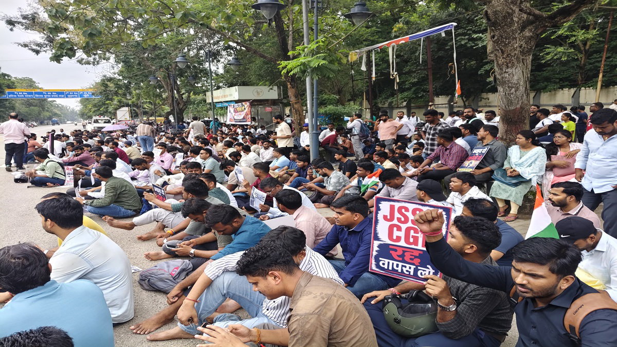 JSSC-CGL : प्रोजेक्ट भवन के सामने अभ्यर्थियों का चौथे दिन भी प्रदर्शन, जमकर की नारेबाजी