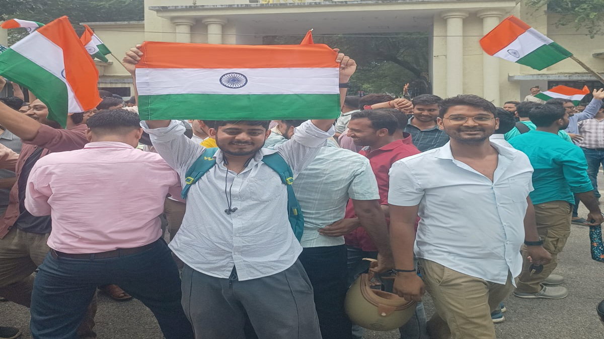 JSSC-CGL : HC से स्टे मिलते ही झूमे अभ्यर्थी, गाया राष्ट्रगान, जमीन चूमकर मनाया जश्न