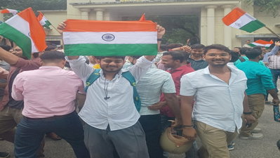 JSSC-CGL :  HC से स्टे मिलते ही झूमे अभ्यर्थी, गाया राष्ट्रगान, जमीन चूमकर मनाया जश्न