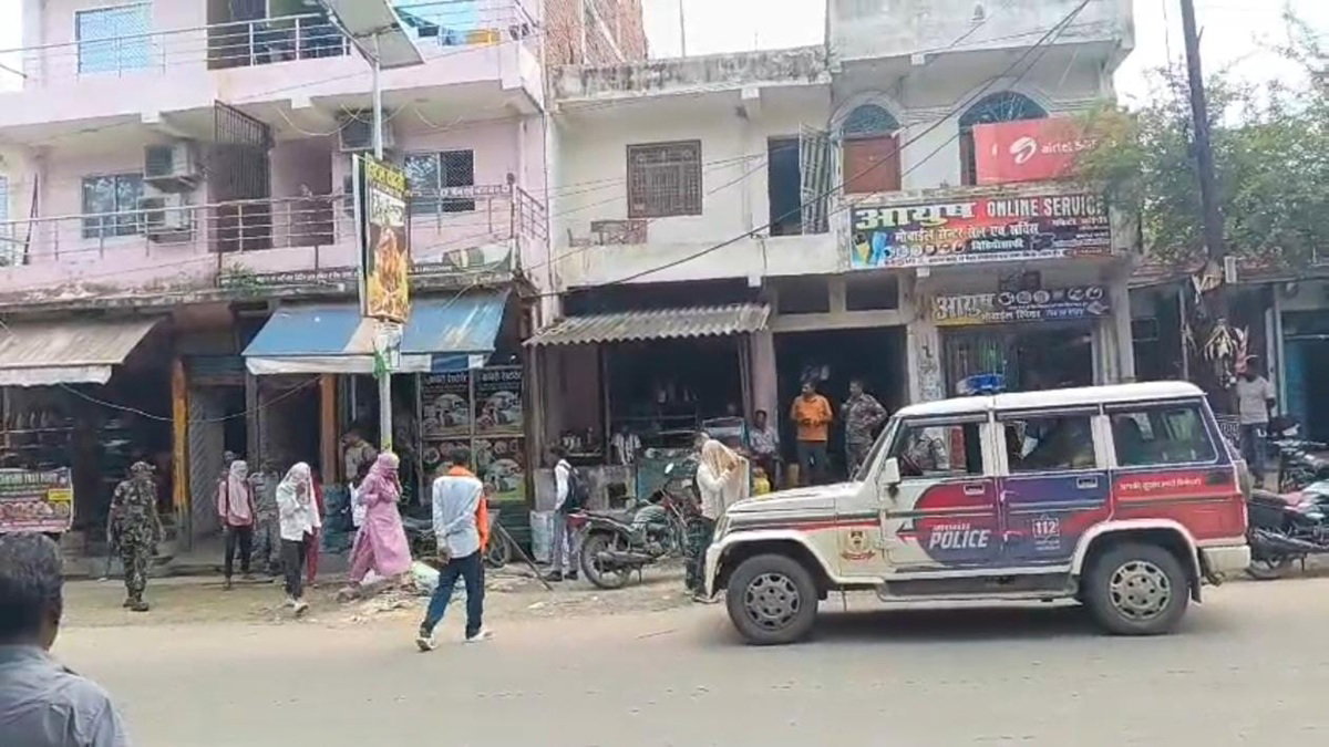 देह व्यापार : चतरा के चांदनी रेस्टोरेंट में पुलिस रेड, 5 युवतियां सहित 10 हिरासत में