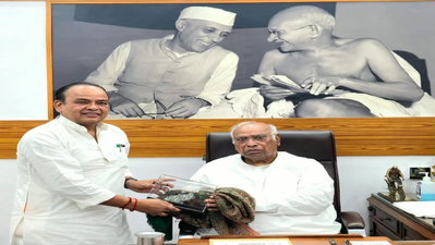 JPSC-JSSC PROTEST :  शांतिपूर्ण समाधान पर खड़गे ने की CM हेमंत की तारीफ, मंत्री इरफान ने सौंपी रिपोर्ट