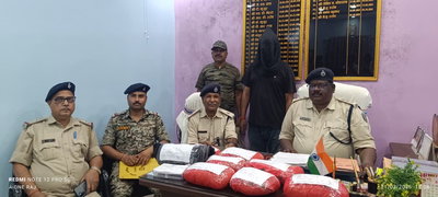 राउरकेला से सिमडेगा आ रही ताज बस से 7.862 किलो गांजा के साथ तस्कर गिरफ्तार