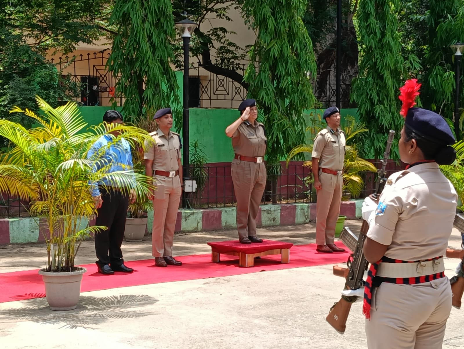 Jharkhand News :  लॉ एंड ऑर्डर की समीक्षा करने लातेहार पहुंचीं डीजीपी, दिया गया गार्ड ऑफ ऑनर