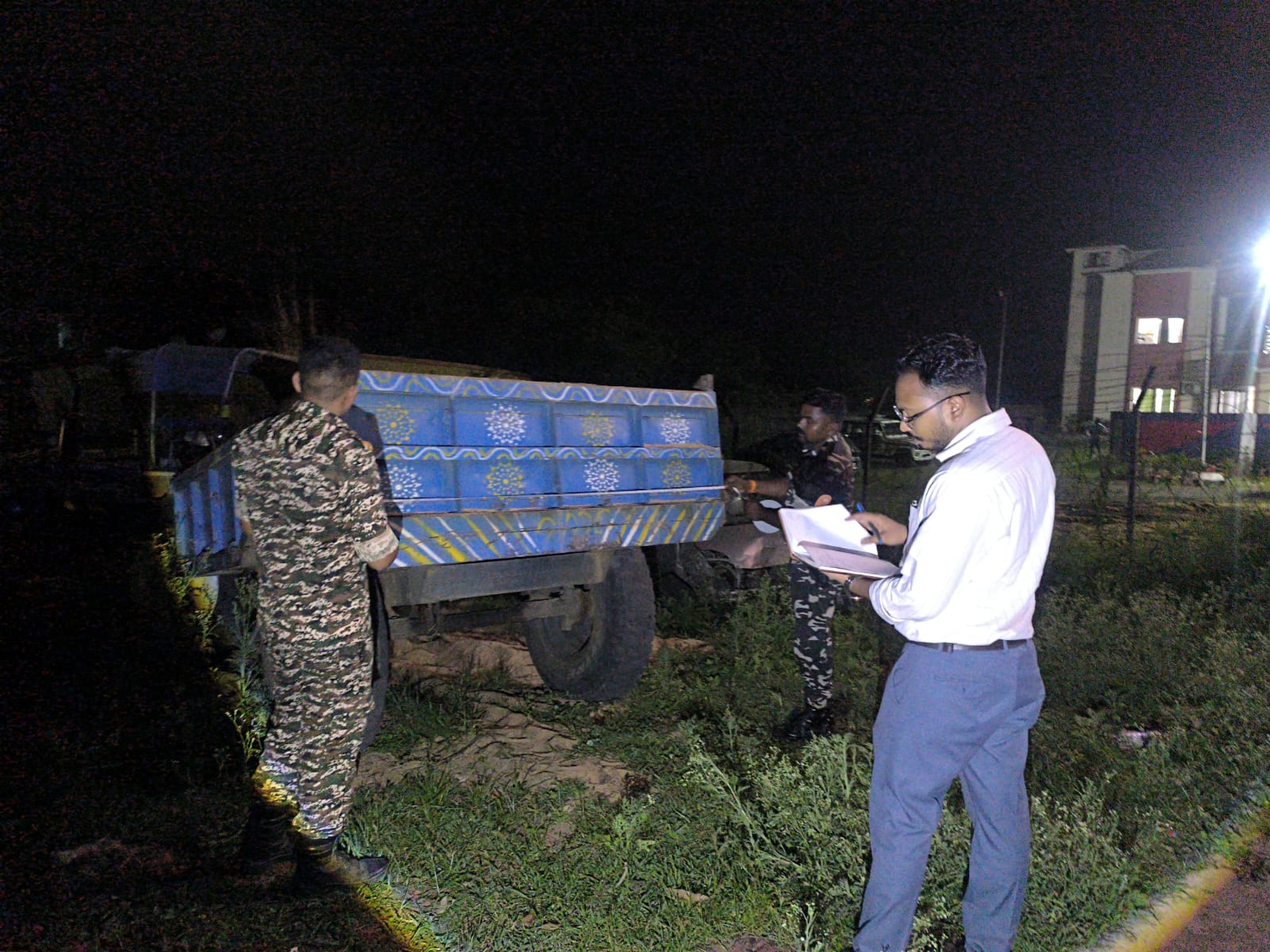 Bokaro News :  खनन विभाग और पुलिस की संयुक्त कार्रवाई, अवैध बालू लदा ट्रैक्टर जब्त