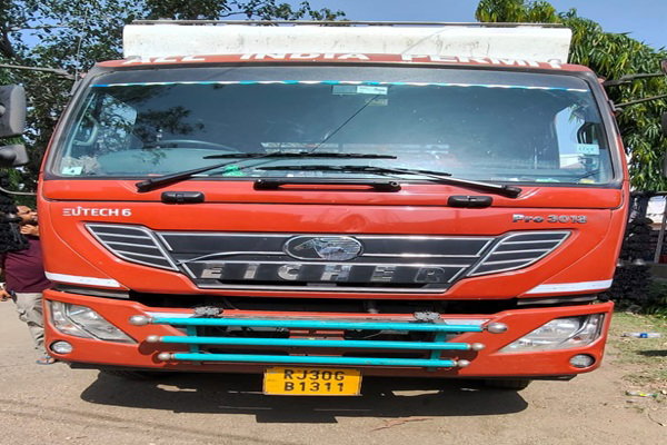 Latehar News : होटल के समीप खड़े ट्रक से 15 लाख का गांजा बरामद
