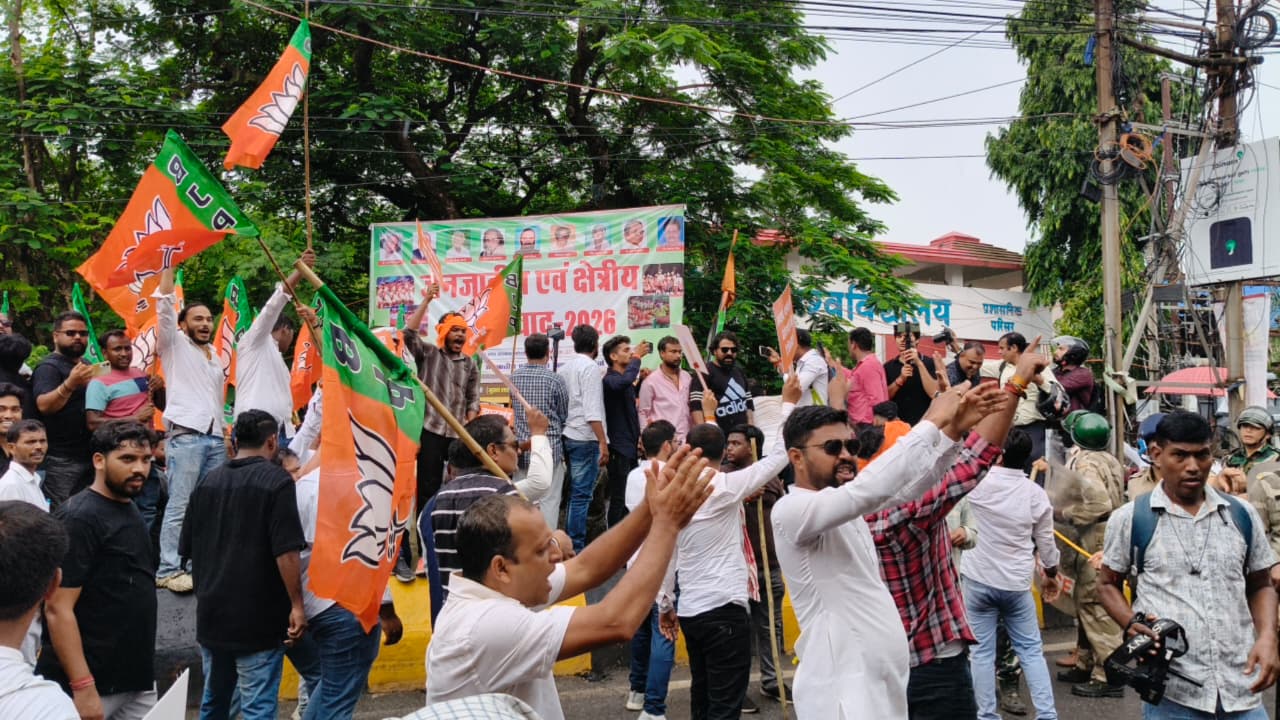 JPSC कार्यालय के बाद कांग्रेस ऑफिस घेरने पहुंचे भाजपा कार्यकर्ता, एक-दूसरे पर फेंक रहे अंडा व संतरे का छिलका