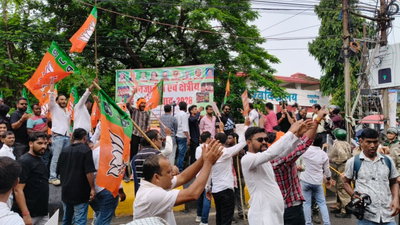 JPSC कार्यालय के बाद कांग्रेस ऑफिस घेरने पहुंचे भाजपा कार्यकर्ता, एक-दूसरे पर फेंक रहे अंडा व संतरे का छिलका