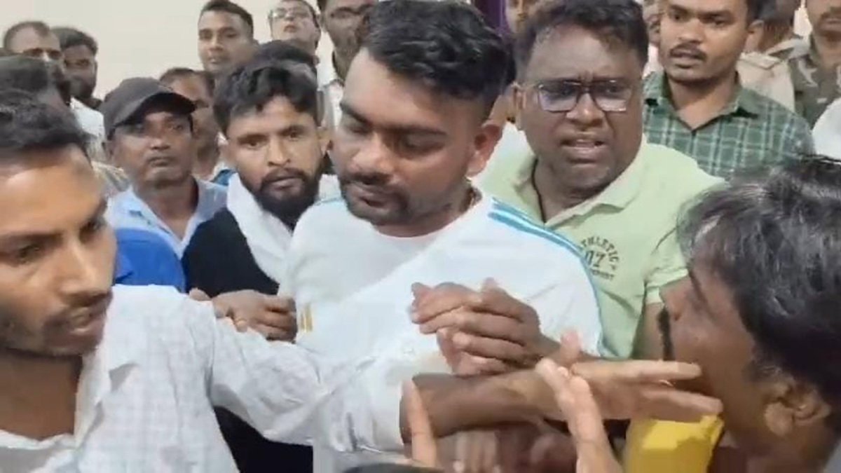 Dhanbad News : डुमरी MLA और मुखिया समर्थकों के बीच थाना परिसर में मारपीट, मुखिया पुत्र ने लगाया गला दबाने का आरोप