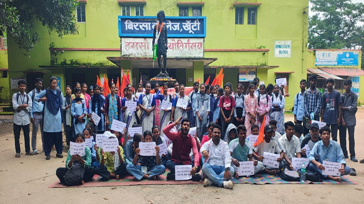 बिरसा कॉलेज में स्नातक सीटें बढ़ाने की मांग, ABVP के नेतृत्व में छात्रों ने किया प्रदर्शन