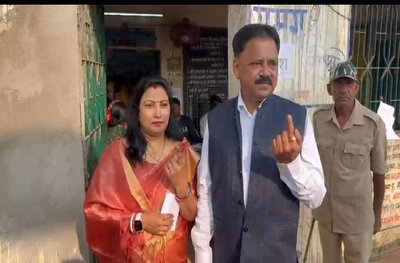 गिरिडीह निकाय चुनाव :  मंत्री सुदिव्य कुमार सोनू ने पत्नी संग डाला वोट,  जनता से की मतदान की अपील