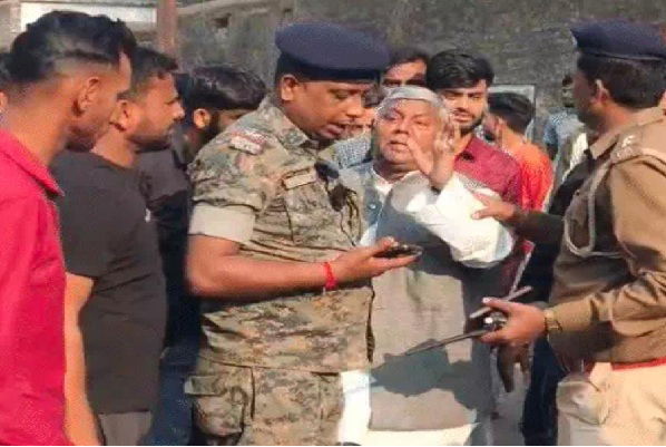 गिरिडीह निकाय चुनाव :  वार्ड 18 के बूथ 4 में बवाल,  मारपीट, पथराव व सड़क जाम