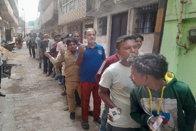 जुगसलाई में धीमी वोटिंग का आरोप, बूथ के बाहर लगी लंबी कतारें