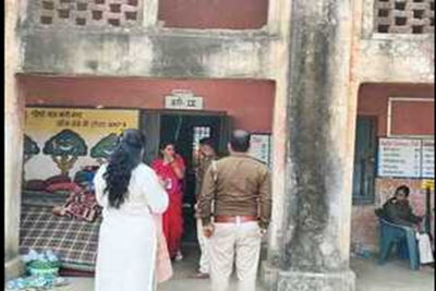 जुगसलाई :  बूथ के अंदर जाने पर अध्यक्ष प्रत्याशी को पुलिस ने बाहर निकाला