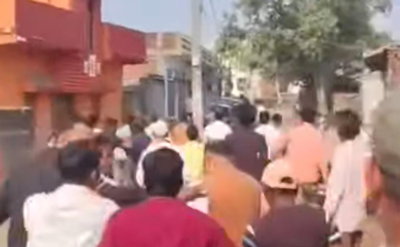 धनबाद :  वार्ड 22 के बूथ 58 पर हंगामा, JMM नेता व समर्थकों को लोगों ने दौड़ा-दौड़ा कर पीटा