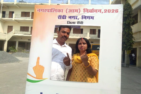 रांची निगम चुनाव :  बूथ बदलने से वार्ड 30 के मतदाता परेशान,  सेल्फी प्वाइंट बना आकर्षण का केंद्र