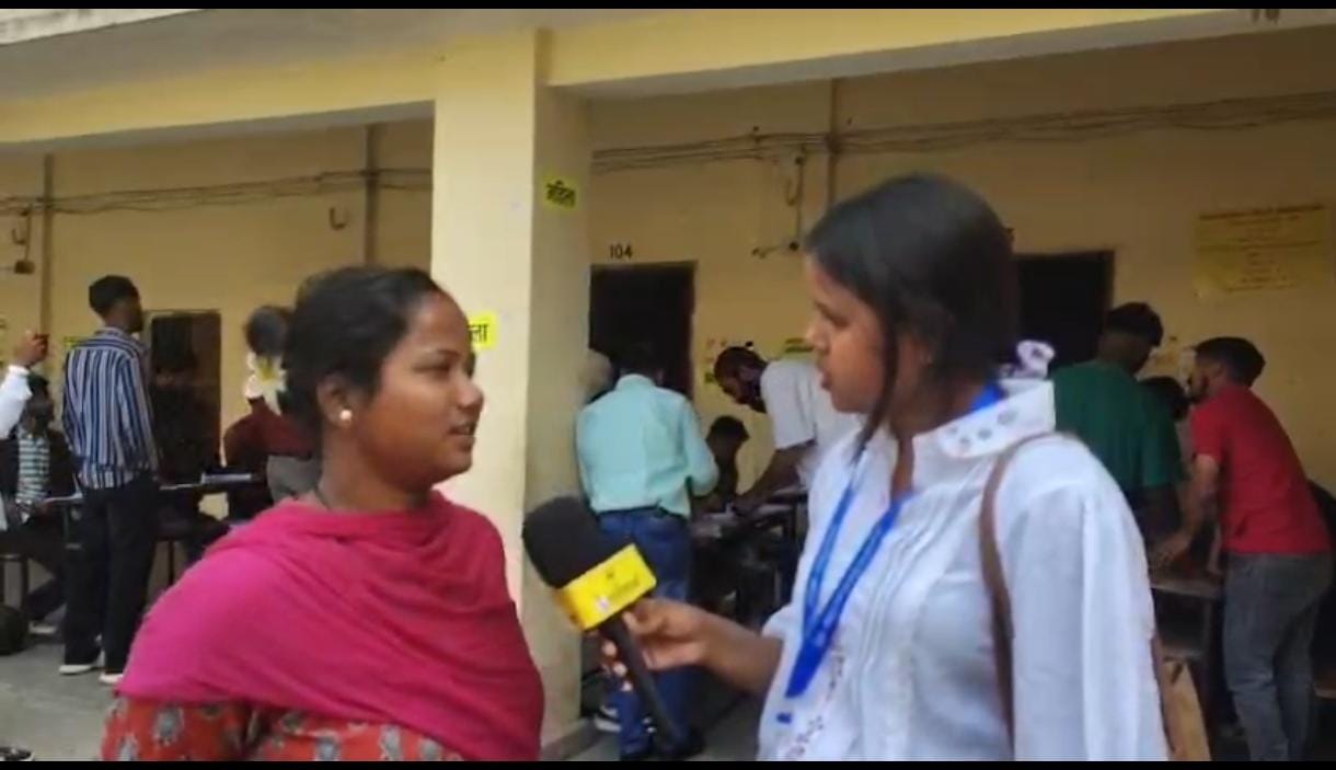 रांची :  मतदाता सूची में नाम नहीं मिलने से लोग परेशान, व्हीलचेयर पर वोट देने पहुंचे बुजुर्ग व दिव्यांग