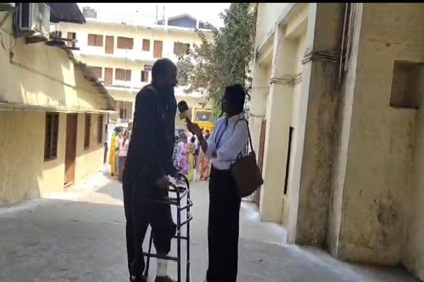 रांची :  पैर टूटा है, पर जज्बा नहीं, बैसाखी के सहारे वोट देने पहुंचा मतदाता