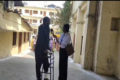 रांची :  पैर टूटा है, पर जज्बा नहीं, बैसाखी के सहारे वोट देने पहुंचा मतदाता