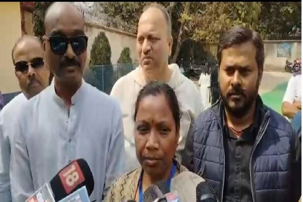 रांची :  मेयर प्रत्याशी रमा खलखो ने डाला वोट, नगर की सरकार चुनने में योगदान देने की अपील