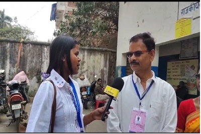 रांची :  महापौर प्रत्याशी सुरेंद्र लिंडा ने डाला वोट, बोले-जनता दलों के प्रतिनिधियों से ऊब चुकी है