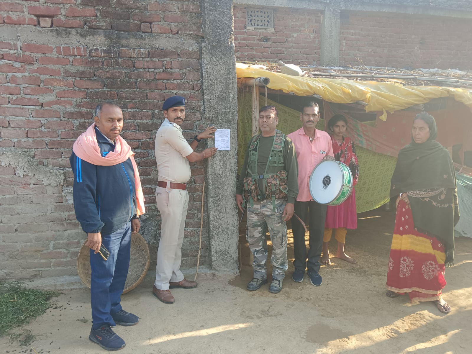 शादी का झांसा देकर संबंध बनाने के फरार आरोपी के घर पर इश्तिहार चस्पा