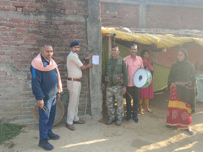 शादी का झांसा देकर संबंध बनाने के फरार आरोपी के घर पर इश्तिहार चस्पा