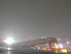 न्यूयॉर्क के ला गार्डिया एयरपोर्ट पर विमान और फायर ट्रक की टक्कर, 4 की मौत, 70 से अधिक घायल