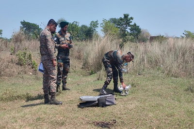 बहरागोड़ा: स्वर्णरेखा में मिले 'शक्तिशाली' बम को डिफ्यूज करने पहुंची सेना की टीम