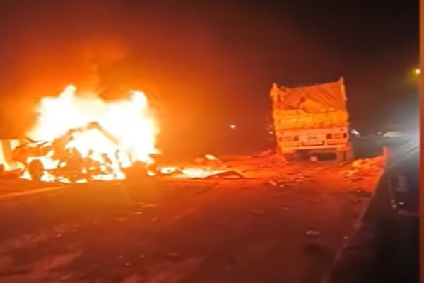 UP :   मिर्जापुर में ट्रक की टक्कर से दो कारों में लगी आग, 9 लोग जिंदा जले, ट्रक चालक व खलासी की भी मौत