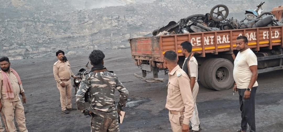 गिरिडीह :  कबरीबाद माइंस में कोयला तस्करों के खिलाफ कार्रवाई, 15 बाइक जब्त, तस्कर फरार