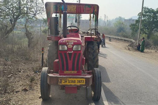 पलामू :  ट्रैक्टर और बाइक की जोरदार टक्कर, दंपती घायल, चालक फरार