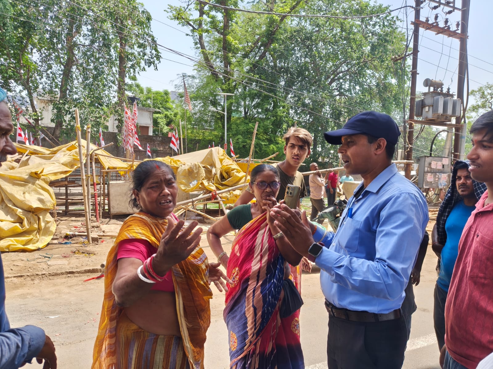 Ranchi News :  रातु रोड में चला निगम का बुलडोजर,  हटाए गए दुकानें व ठेले-खोमचे