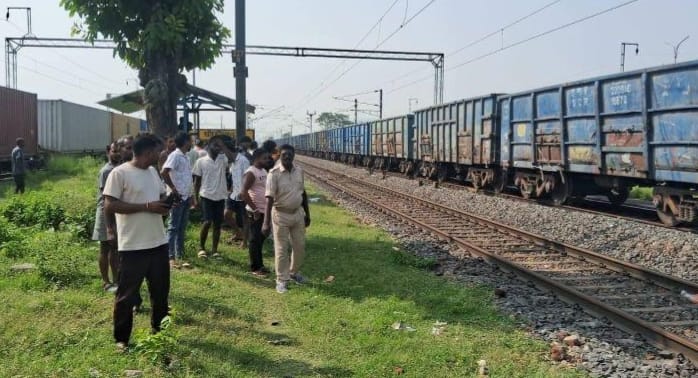 Giridih News :  रेलवे ट्रैक पर मिला युवक का शव, परिजनों ने हत्या की जताई आशंका