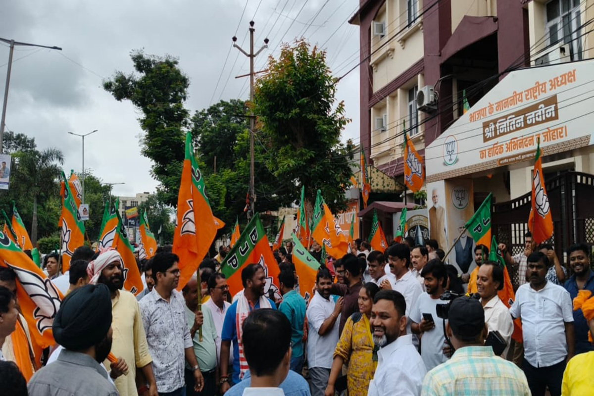 कांग्रेस के स्वागत के लिए BJP लाठी के साथ तैयार, राहुल गांधी मुर्दाबाद के लग रहे नारे