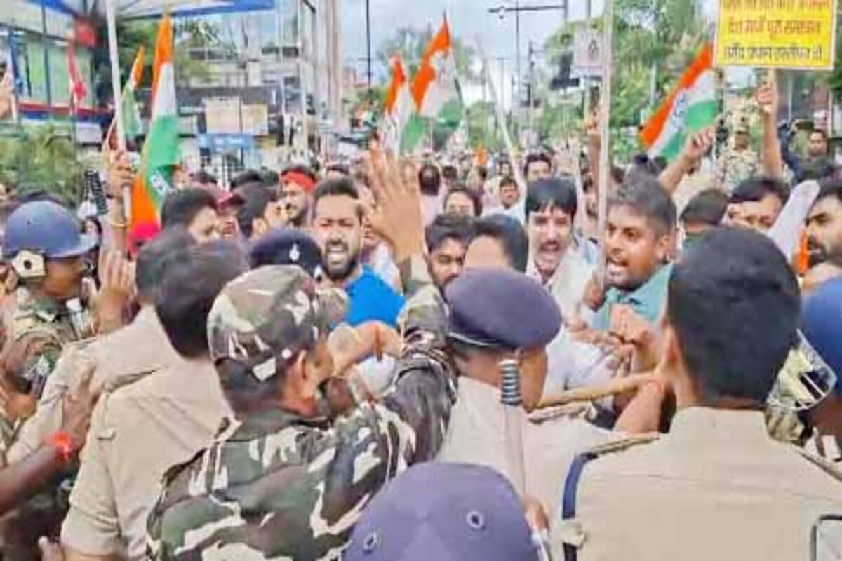 बीजेपी कार्यालय घेराव :  बैरिकेडिंग तोड़ कांग्रेस व बीजेपी कार्यकर्ता भिडे़, पत्थरबाजी, पुलिस ने किया लाठीचार्ज