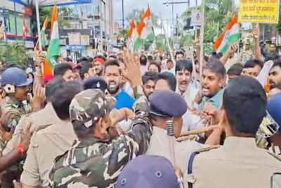 बीजेपी कार्यालय घेराव :  बैरिकेडिंग तोड़ कांग्रेस व बीजेपी कार्यकर्ता भिडे़, पत्थरबाजी, पुलिस ने किया लाठीचार्ज