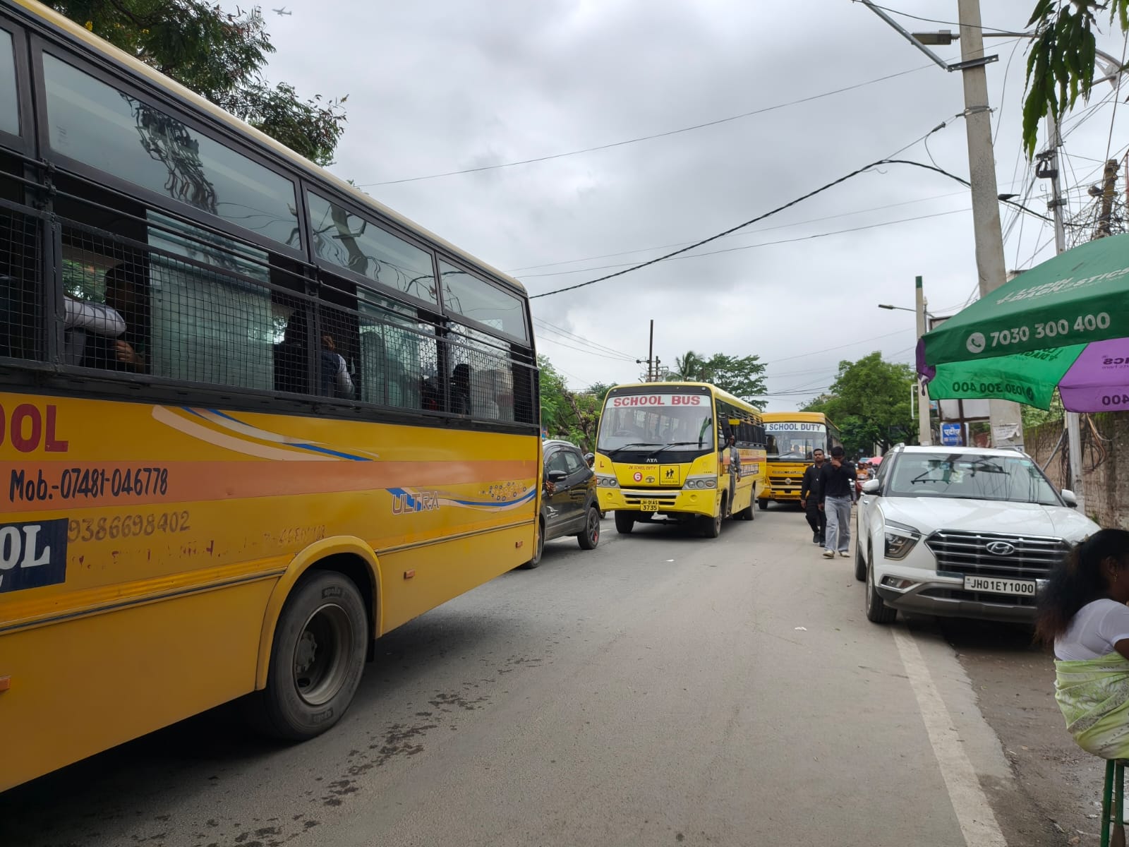 बीजेपी ऑफिस घेराव :  शहर में वाहनों की रफ्तार थमी, लगा लंबा जाम, स्कूली बच्चे व अन्य परेशान
