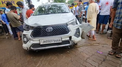 Jamshedpur : बागबेड़ा में बेकाबू कार ने चार लोगों को रौंदा, चालक फरार