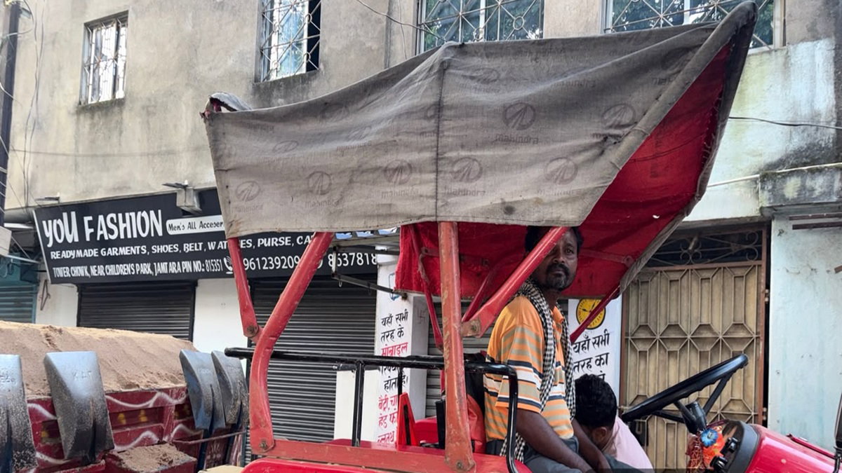 Jamtara :  सुभाष चौक के पास अवैध बालू लदा ट्रैक्टर जब्त, माइनिंग इंस्पेक्टर ने रेकी की आशंका जताई