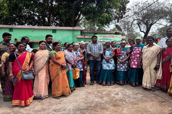 गोईलकेरा में 'पलाश दीदी कैफे' का उद्घाटन, विधायक जगत माझी ने चखा झारखंडी व्यंजनों का स्वाद