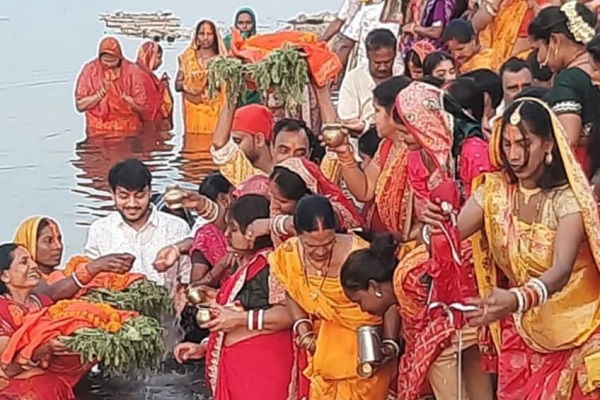 रामगढ़ के कई घाटों पर चैती छठ, अस्ताचलगामी सूर्य को दिया अर्घ्य