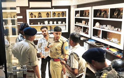 रामगढ़ : 1.05 करोड़ की ज्वेलरी लूटकांड का खुलासा, भारत सरकार लिखी कार से जेवर बरामद,  3 अरेस्ट