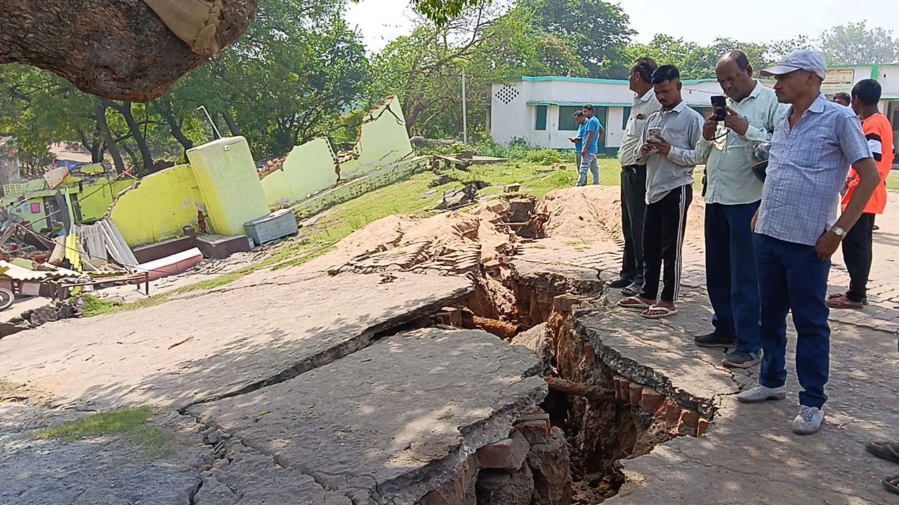 धनबाद में फिर भू-धंसान : टंडाबाड़ी बस्ती के 10 घर जमींदोज, 4 घायल, 1 गंभीर