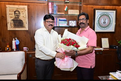 लातेहार डीसी ने सीएम हेमंत से की शिष्टाचार मुलाकात, विकास योजनाओं पर हुई चर्चा