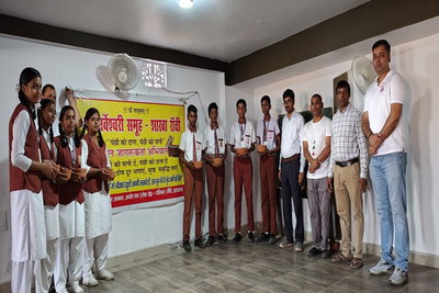 श्री सर्वेश्वरी समूह का जनजागरूकता अभियान, बच्चों में बांटे 225 सकोरा व दाना के पैकेट