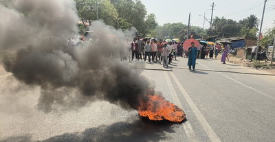 जगन्नाथपुर मंदिर गार्ड हत्याकांड : आदिवासी संगठनों ने टायर जला किया विरोध प्रदर्शन, कार्रवाई की मांग की